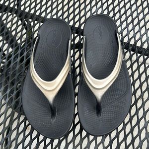 Oofos Oolala Gold Luxe Lily Sport Recovery Flip Flops Sandals size 7